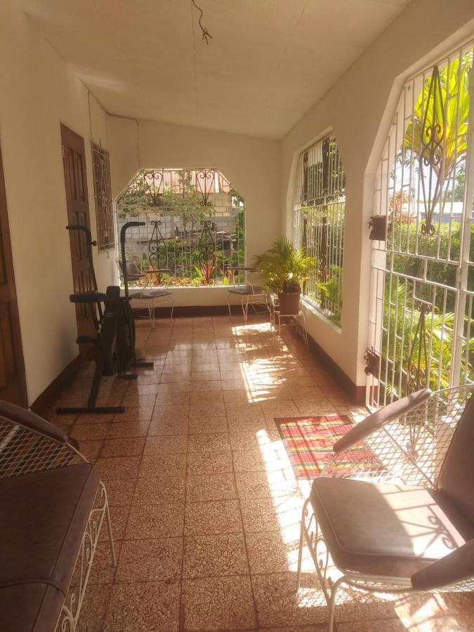 15 Min From The Airport In Kingston Jamaica Appartement Buitenkant foto
